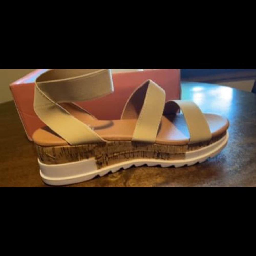Never worn!!!! These are shein flat form sandals.